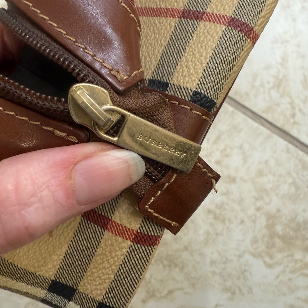 Authentic Vintage Burberry shaving kit (toiletries) in traditional novacheck. - Picture 2 of 14